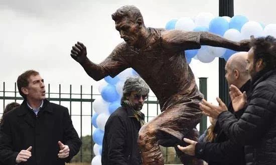 阿根廷民众烧梅西雕像