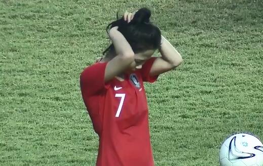 韩国女足痛哭照片